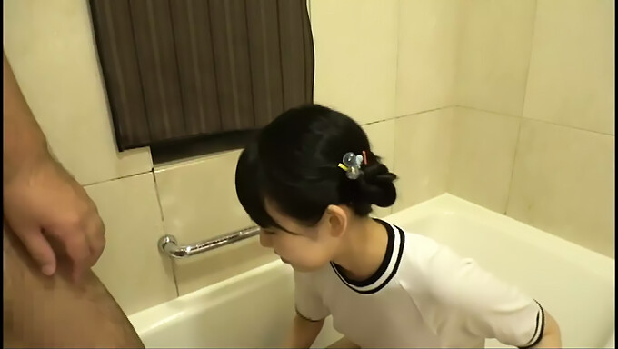 Éjaculation et ruissellement sous la douche: le voyage de plaisir d'une fille japonaise